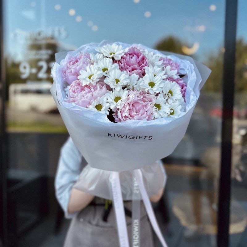 Букет из пионов и хризантем